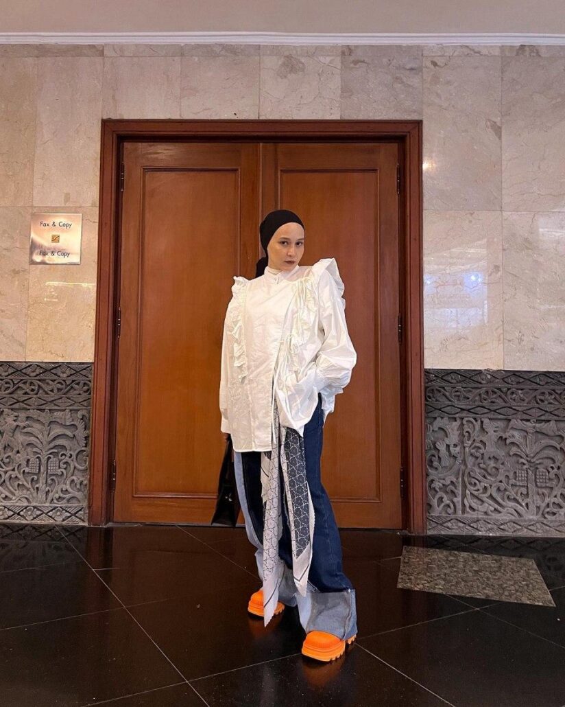 ootd hijab simple jeans