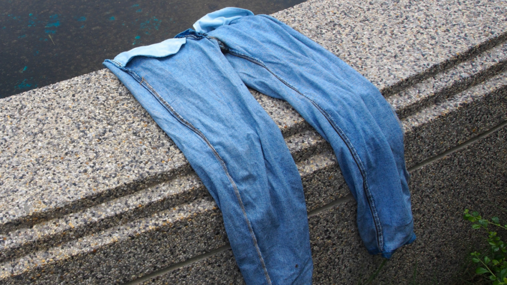 mencuci celana jeans